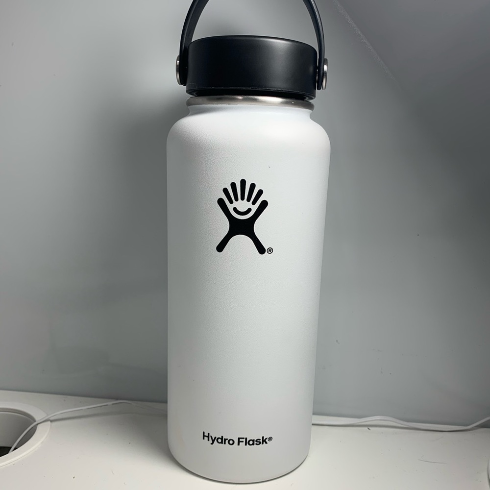 NWOT White 32oz hydroflask